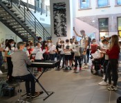 Concert Les élèves de 6èmes restituent un travail de leur première journée au collège : chanter tous ensemble, "c'est un nouveau monde à découvrir, un beau chemin qui se profile pour se construire un bel avenir",accompagnés de leur professeure de musique au piano. Photo DNA"